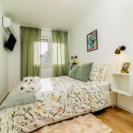 Lejlighed Modern 3 Bedroom Flat In