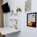 Modern 3 Bedroom Flat In Apartment *