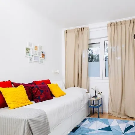 Modern 3 Bedroom Flat In 아파트 *