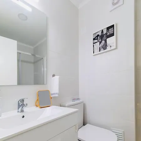 Apartment Modern 3 Bedroom Flat In Lisbon
