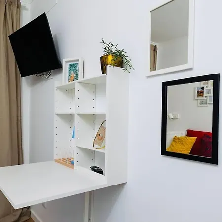 Modern 3 Bedroom Flat In 아파트 *