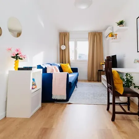 Modern 3 Bedroom Flat In 아파트 *