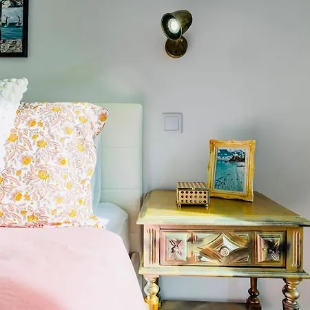 Painter 3 Bedroom Apartment In Lisbon