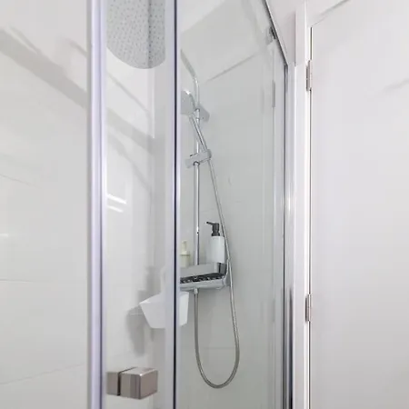 Modern 3 Bedroom Flat In Лиссабон