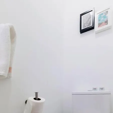 Апартаменты Modern 3 Bedroom Flat In *