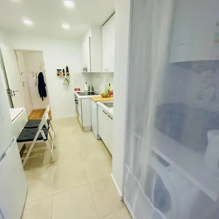 Lejlighed Modern 3 Bedroom Flat In