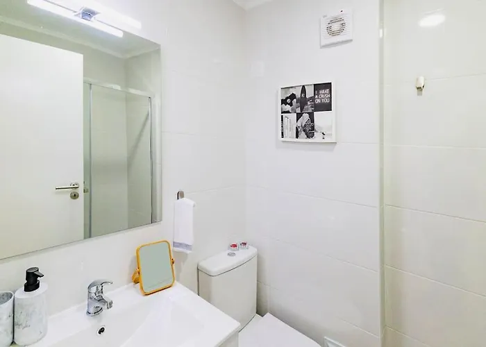 Modern 3 Bedroom Flat In